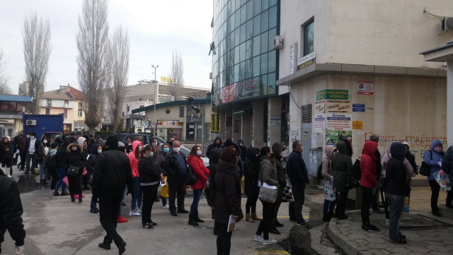 Стотици на опашка пред Бюрото по труда в Хасково