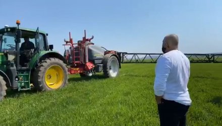 Премиерът инспектира самотен тракторист без маска в полето (ВИДЕО)