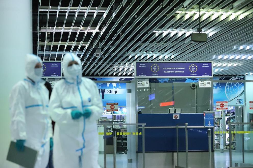 Летище София се оказа разграден двор за COVID-19