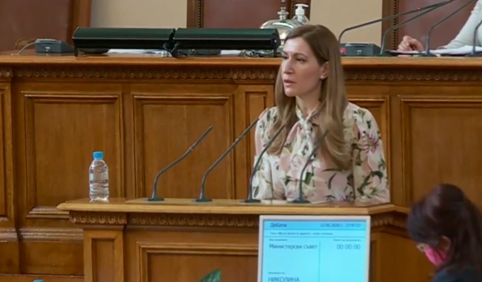 Министър Ангелкова с Долче за $1 145?