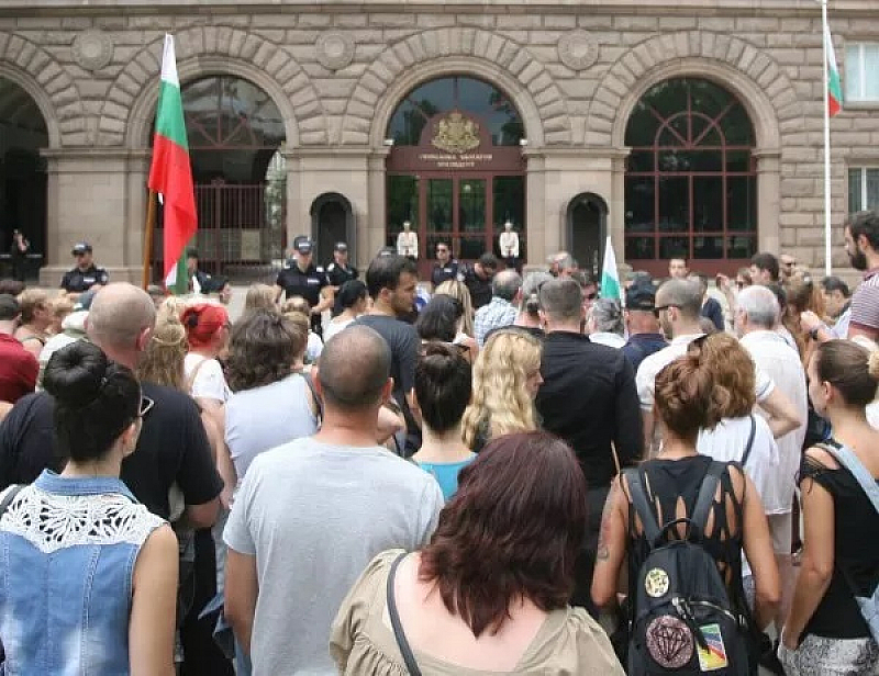 Призив: Народна съпротива пред входа на президентството