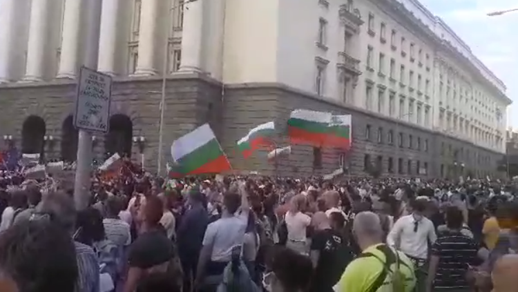 Протестът продължава (ВИДЕО)