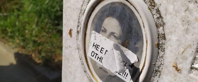 Безумие: Лепенки върху лика на покойници за неплатен гроб