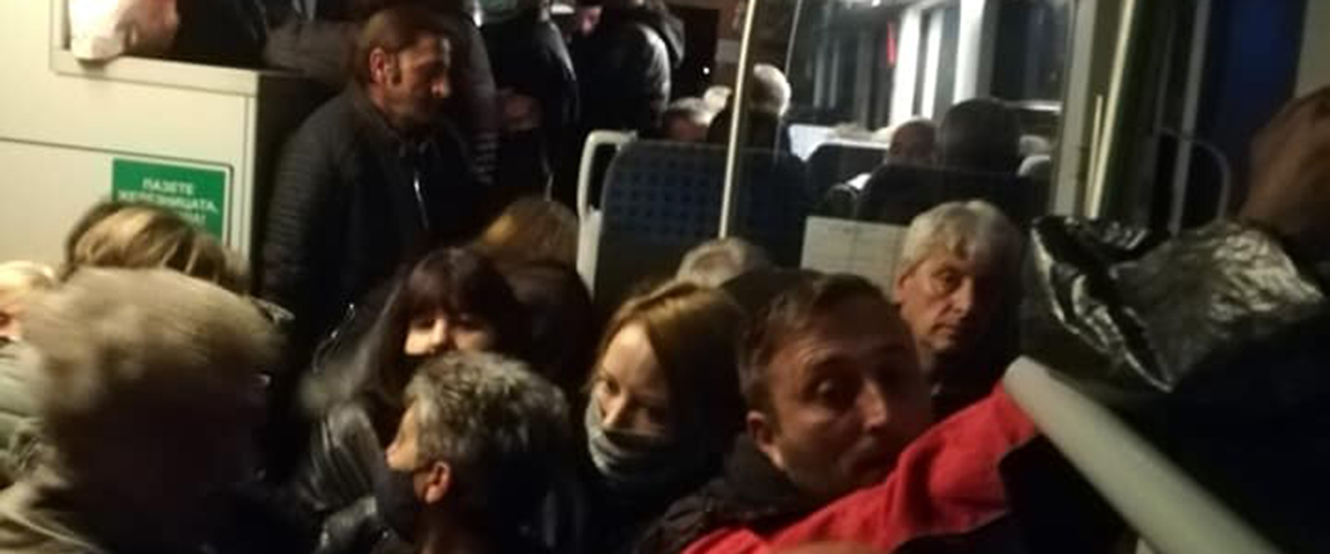 Претъпкан влак от Своге за София в резултат от противоепидемичните мерки на БДЖ